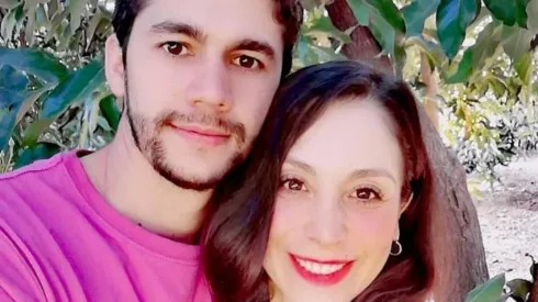 Yamna Lobos junto a su pareja.