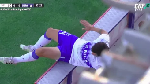 Parot se dio un duro golpe con la valla publicitaria.