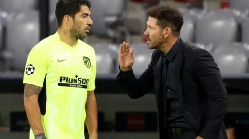 Diego Simeone junto a Luis Suárez
