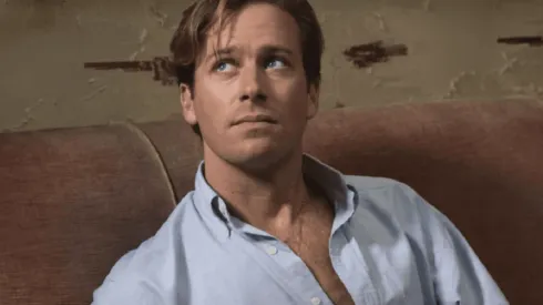 La denunciante compartió mensajes directos que se envió con el actor