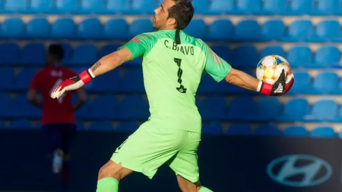 Claudio Bravo elegido dentro de los mejores arqueros de la década
