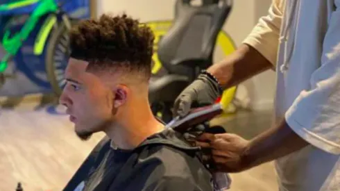Jadon Sancho, del Borussia Dortmund, con un peluquero en plena pandemia
