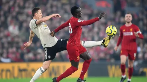 Liverpool y Manchester United se juegan el liderato del torneo inglés.