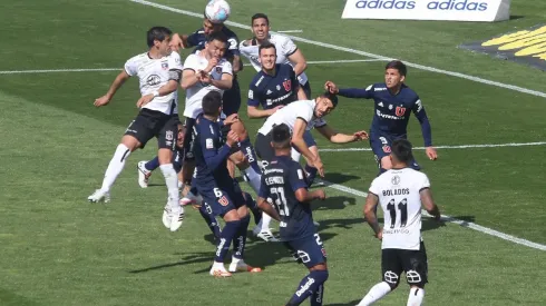 Colo Colo y Universidad de Chile se enfrentan en una nueva edición del Superclásico del fútbol chileno en el Estadio Monumental.