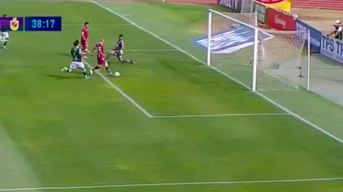 Chupete y Salinas se perdieron la apertura de la cuenta solos frente al arco