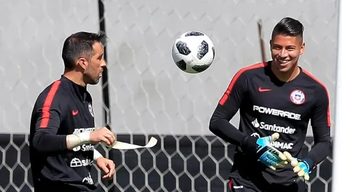 Claudio Bravo se abre a volver a Colo Colo y podría toparse con Brayan Cortés