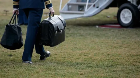 La entrega del maletín nuclear es uno de los protocolos presente en el cambio de mando,
