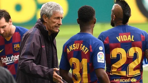 Quique Setién junto a Arturo Vidal en el Barcelona