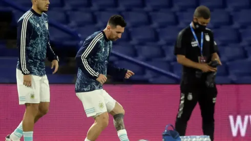 Lionel Messi y Leandro Paredes juntos en la selección de Argentina.