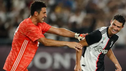 Buffon saluda al récord CR7