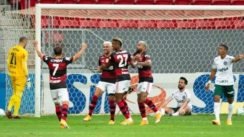 Flamengo abrió la cuenta ante Palmeiras en una jugada extraña.
