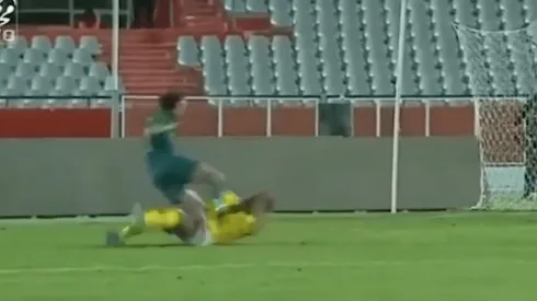 Ahmed Jalal fue el jugador que se marchó lesionado de manera espantosa.