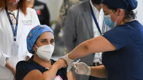 La vacunación inició en Chile con el personal de salud.