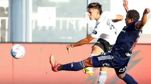 Pablo Solari ante Jean Beausejour en el Superclásico. Ahora será titular en Colo Colo ante Coquimbo Unido.