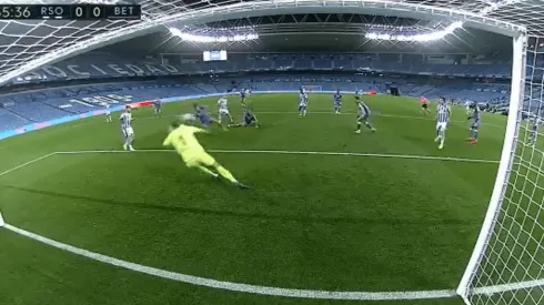 Joel Robles se luce con atajadón y le quiere dar pelea a Claudio Bravo