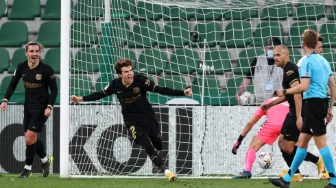 Con el triunfo frente al Elche, los catalanes se ponen a tres puntos del Real Madrid y a 10 del Atlético.