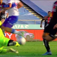 Impactante lesión de Federico Lanzillota en Universidad Católica vs Palestino: es llevado a una clínica tras choque accidental con Fernando Zampedri