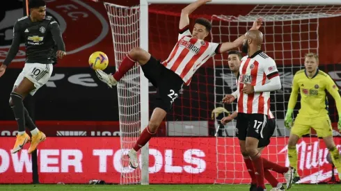 El United no solo debe defender su liderato, depende de que el City ceda puntos para quedar solo en la cima.