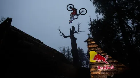 Pedro Burns coronando un increíble descenso cuando el día se hizo de noche en el último eclipse solar en Villarrica.