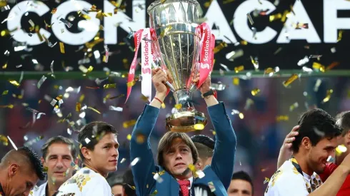 Matías Almeyda celebrando el título de la Concachampions con Chivas