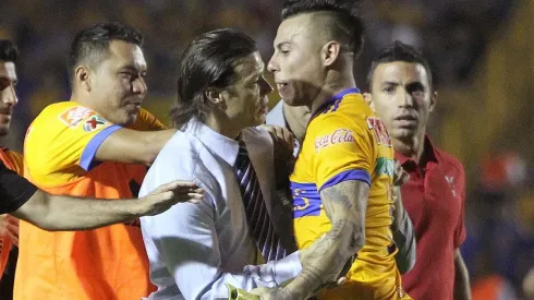 Matías Almeyda a los pechazos con Edu Vargas en la Liga MX.