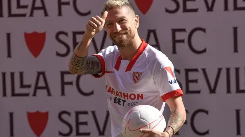 Papu Gómez se vistió por primera vez con la camiseta de Sevilla.