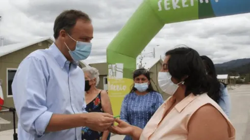 Ministro Ward haciendo entrega de la "casa propia"