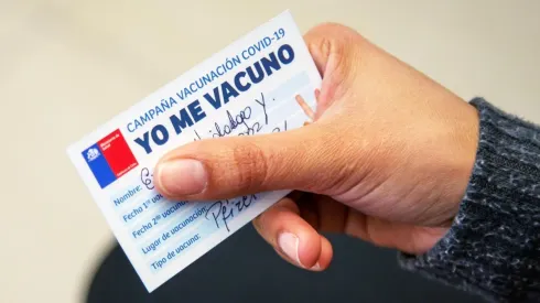 Cada persona que sea inoculada recibirá un carnet con información de la segunda dosis