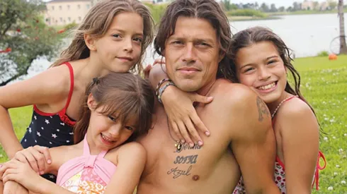 Matías Almeyda junto a sus tres hijas, Sofía, Selena y Azul, en una fotografía capturada precisamente en la ciudad de Azul