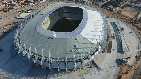 Bombero trabaja para controlar el fuego y evitar mayores pérdidas.