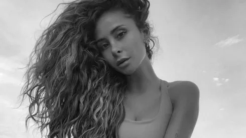 Cami GallardO posando en las playas de Miami.