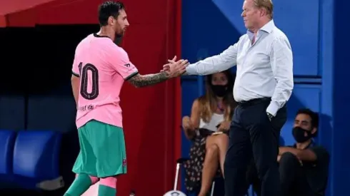 Lionel Messi y Ronal Koeman se saludan luego del primer partido de la temporada