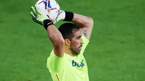 Claudio Bravo en el arco del Betis