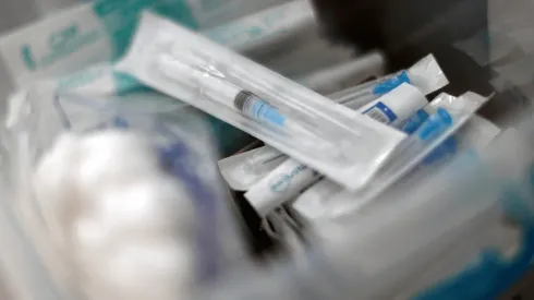 No podrán vacunarse mujeres embarazadas, en periodo de lactancia, personas con anaflaxia y menores de 16 años.