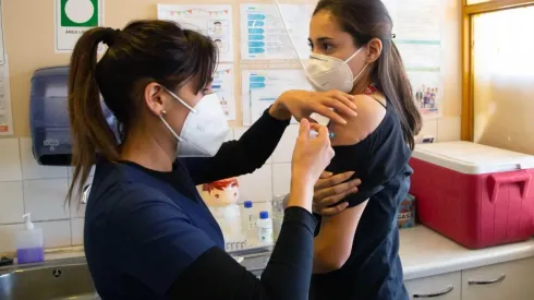 Quienes se vacunen recibirán un carnet con información sobre la segunda dosis.