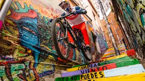 Red Bull TV transmitirá en vivo todos los detalles de Red Bull Monserrate Cerro Abajo, el descenso urbano más largo del mundo.