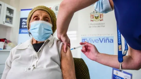 Los adultos mayores son el primer grupo de riesgo objetivo en la vacunación masiva.