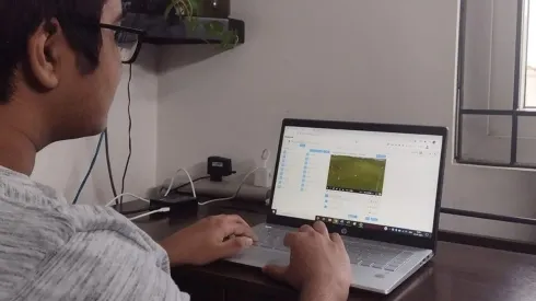 Ashwin Raman analizando futbolistas en su compu
