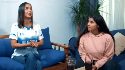 Katty Kowałeczko personifica a la orgullosa mamá de UC que le explica a su hija qué es ser cruzada de corazón.