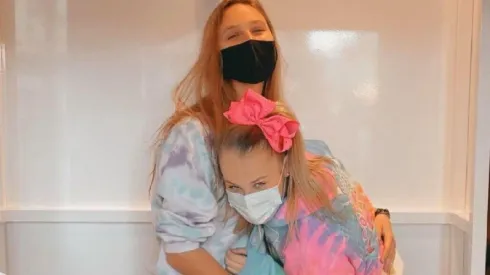 Jojo Siwa cuenta como su novia la ha ayudado a aceptarse