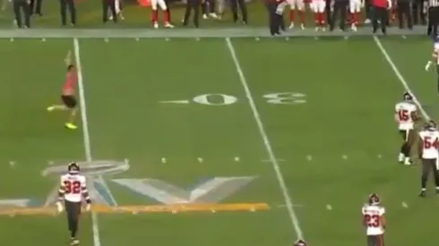 Momento exacto donde el hombre invade el campo de juego