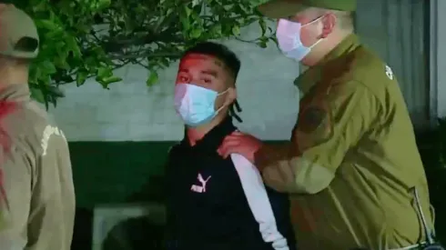 Pablo Chill-E escoltado por Carabineros tras su detención.