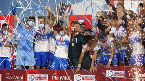 Los cruzados igualaron en San Carlos y les bastó para alzar su tercera copa consecutiva.