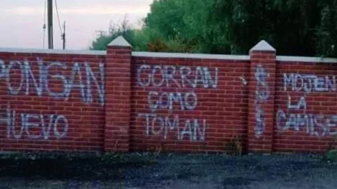 Los rayados de los hinchas de Curicó Unido en la previa del duelo contra la U.