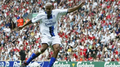 Juan Sebastián Verón en el mediocampo de Chelsea
