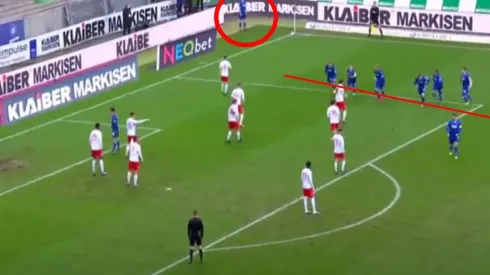 Los jugadores del Karlsruhe fuera del área en el momento del córner