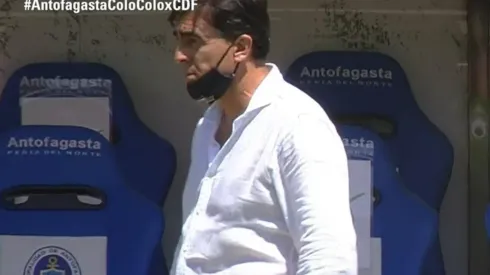 Gustavo Quinteros en el momento exacto donde hace el criticado gesto