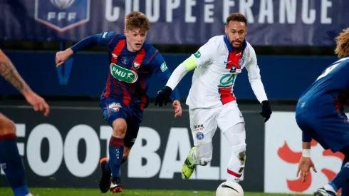 Neymar se retiró lesionado en duelo de la Copa Francia.