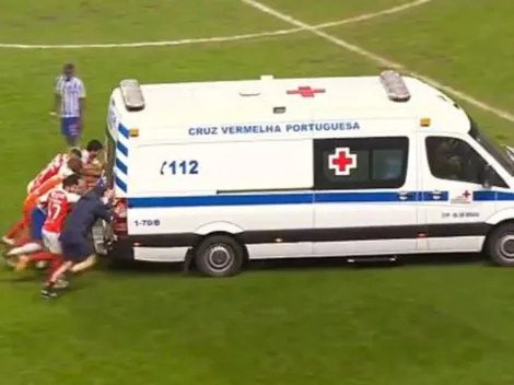 La ambulancia no arranca y los jugadores la echan a andar en segunda