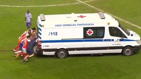 Jugadores del Braga y el Porto se unieron para empujar la ambulancia